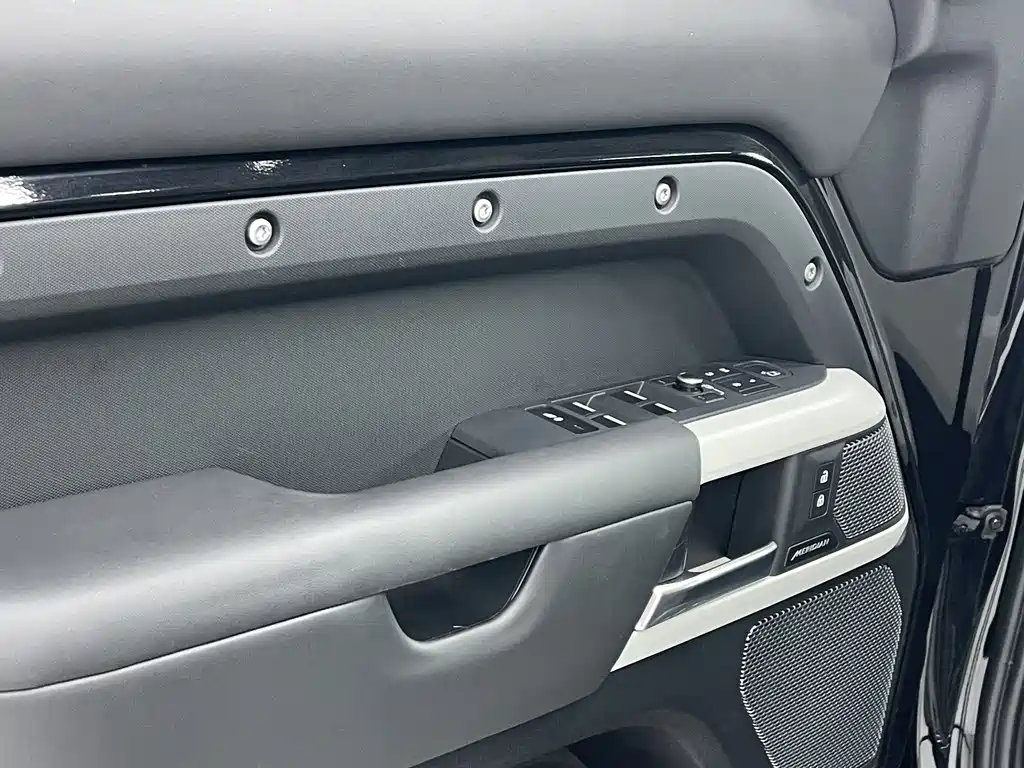 Land Rover Defender 2022 — фото 15