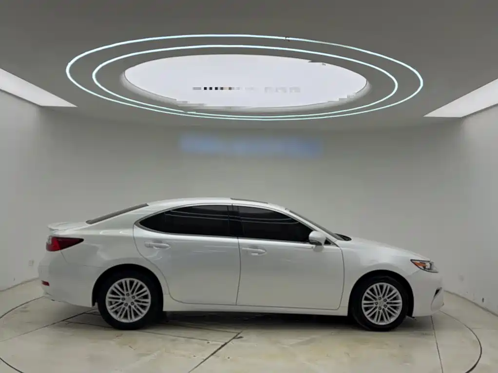 Lexus ES 2018 — фото 22