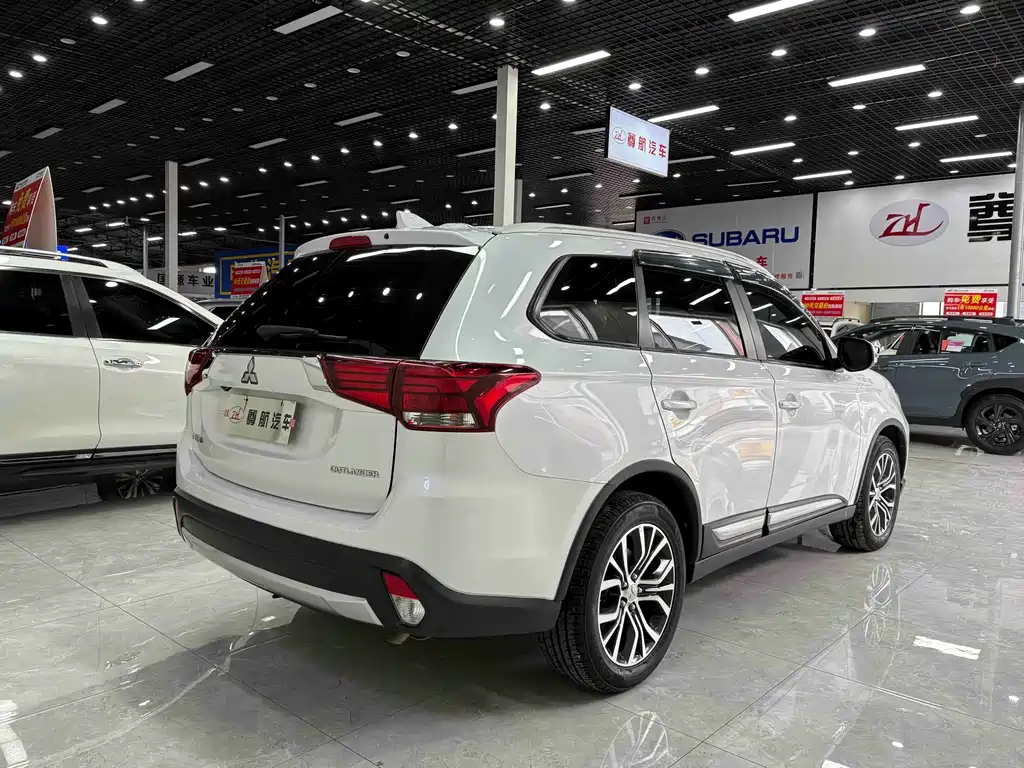Mitsubishi Outlander 2017 — фото 7