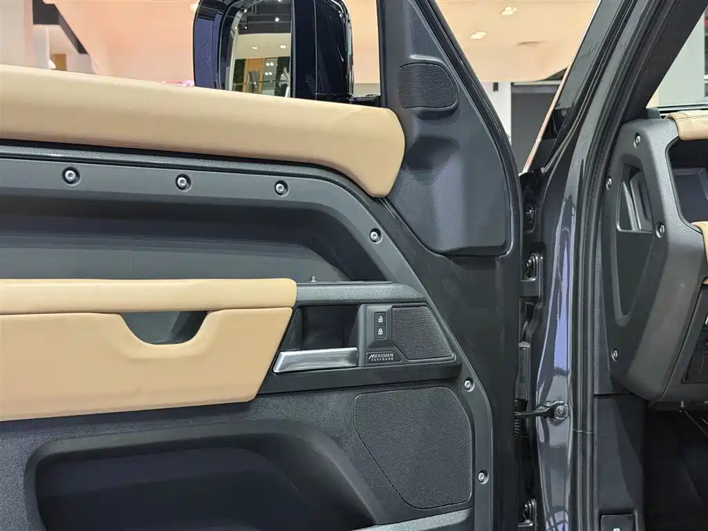 Land Rover Defender 2025 — фото 12