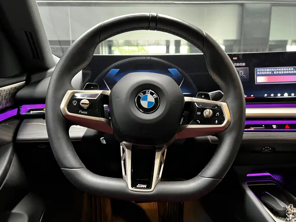 BMW 5 Series 2025 — фото 8