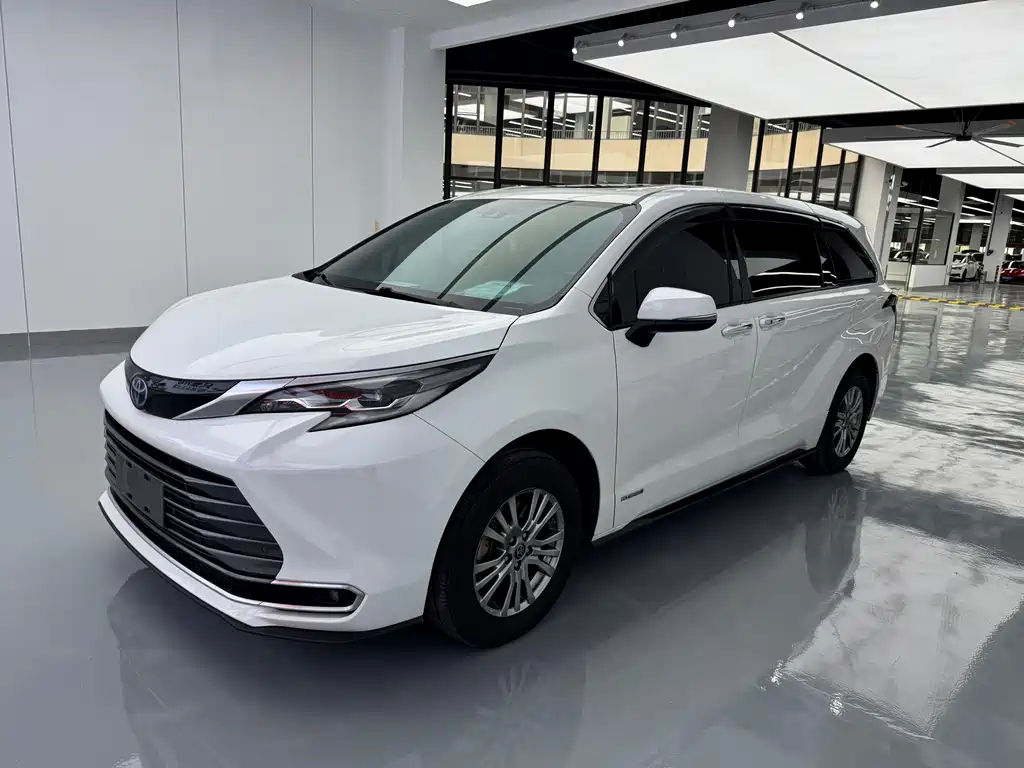 Toyota Sienna 2022 — фото 1