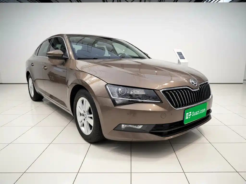 Skoda Superb 2017 — фото 21