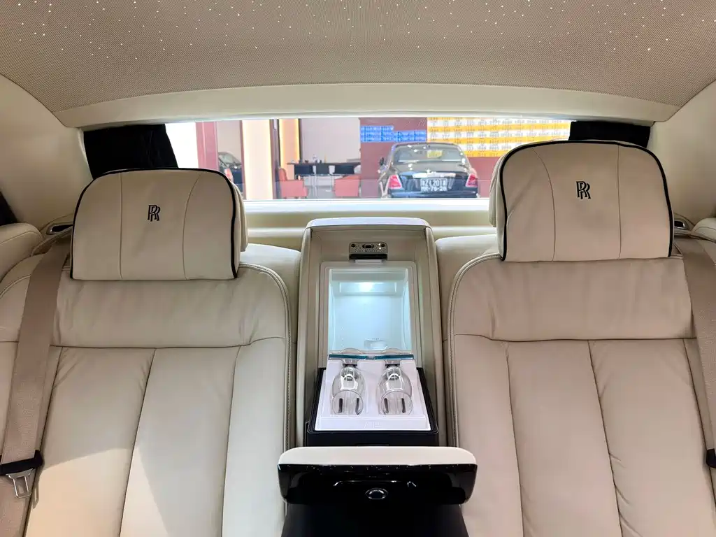 Rolls-Royce Phantom 2019 — фото 16