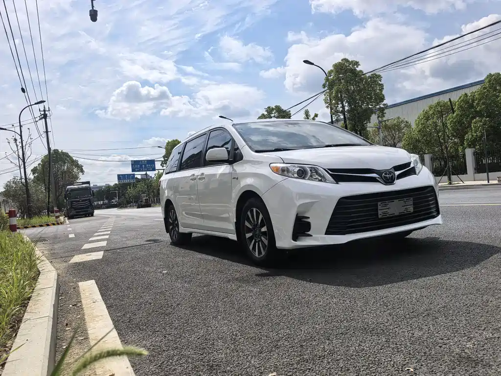 Toyota Sienna 2019 — фото 2