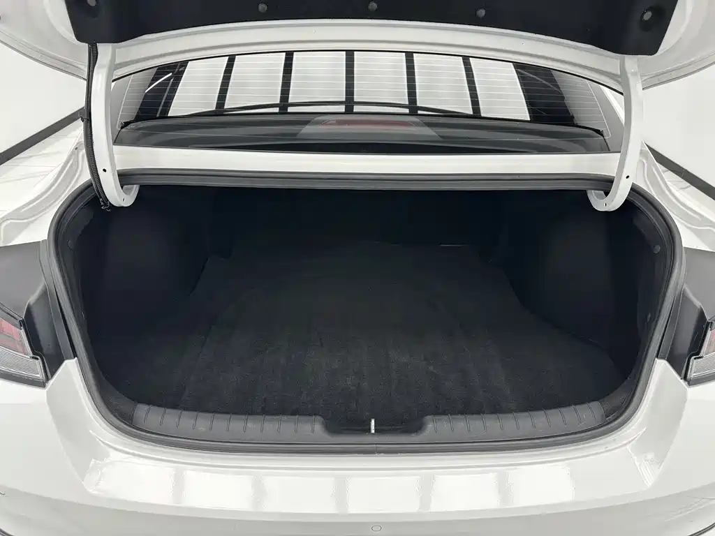 Hyundai Elantra 2023 — фото 18