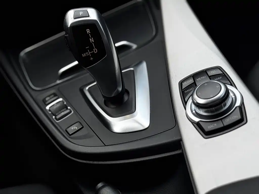 BMW 3 Series 2016 — фото 16