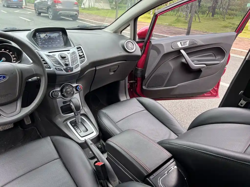 Ford Fiesta 2015 — фото 12