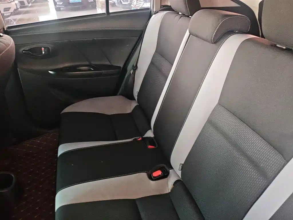 Toyota Yaris L 2022 — фото 13