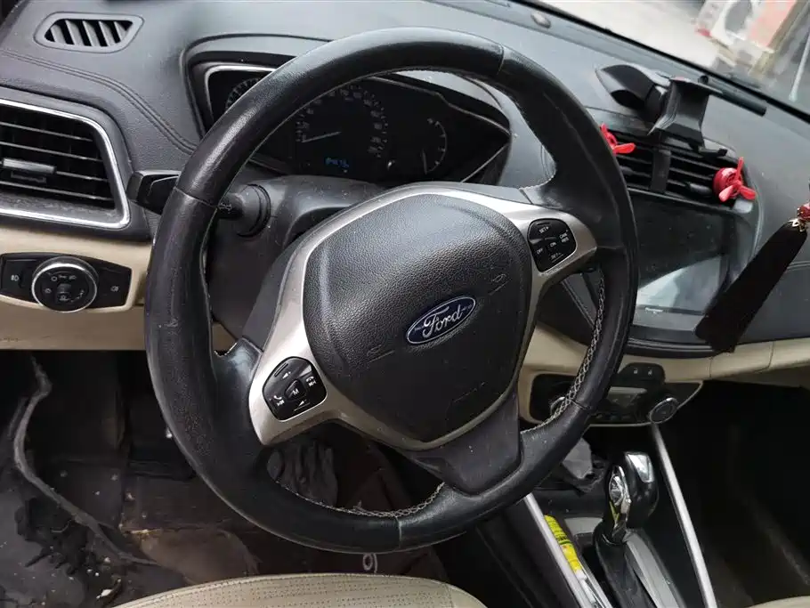 Ford Escort 2015 — фото 15