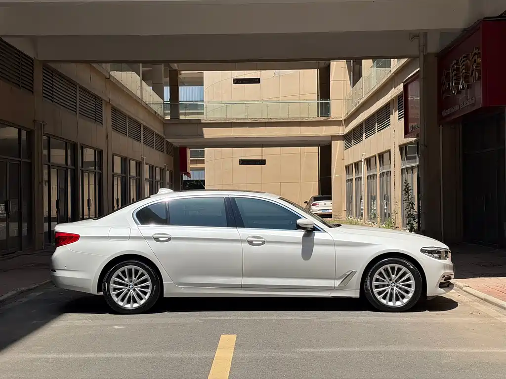 BMW 5 Series 2019 — фото 18
