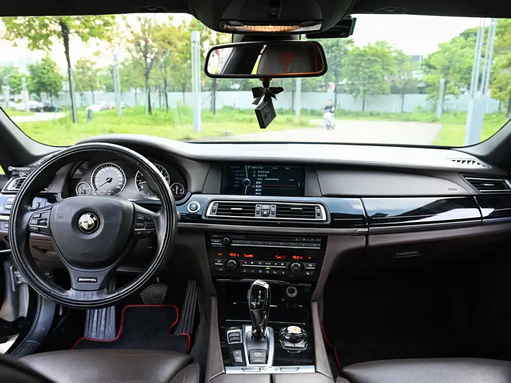 BMW 7 Series 2010 — фото 13