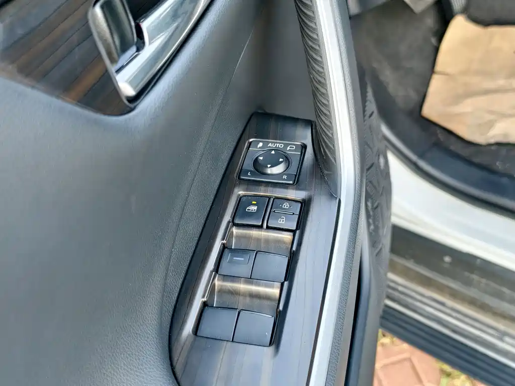 Toyota RAV4 2023 — фото 8