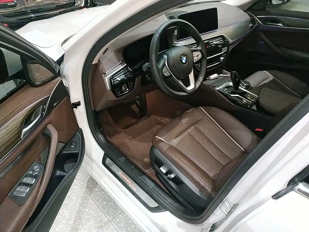 BMW 5 Series 2022 — фото 12