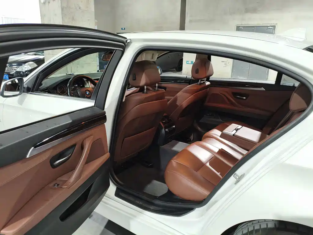 BMW 5 Series 2016 — фото 18