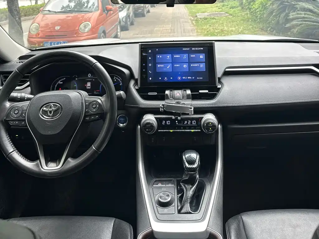 Toyota RAV4 2022 — фото 10