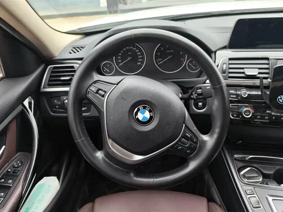 BMW 3 Series 2018 — фото 15
