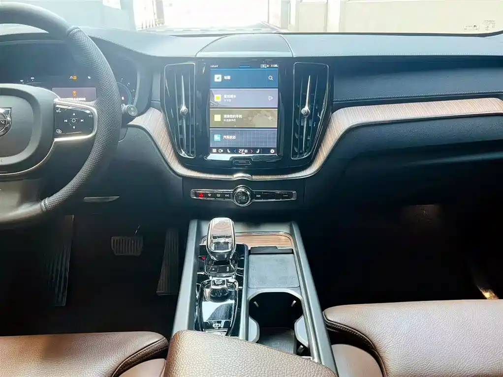 Volvo XC60 2022 — фото 10