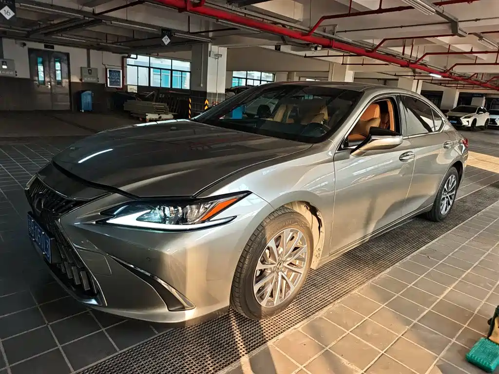 Lexus ES 2023 — фото 1