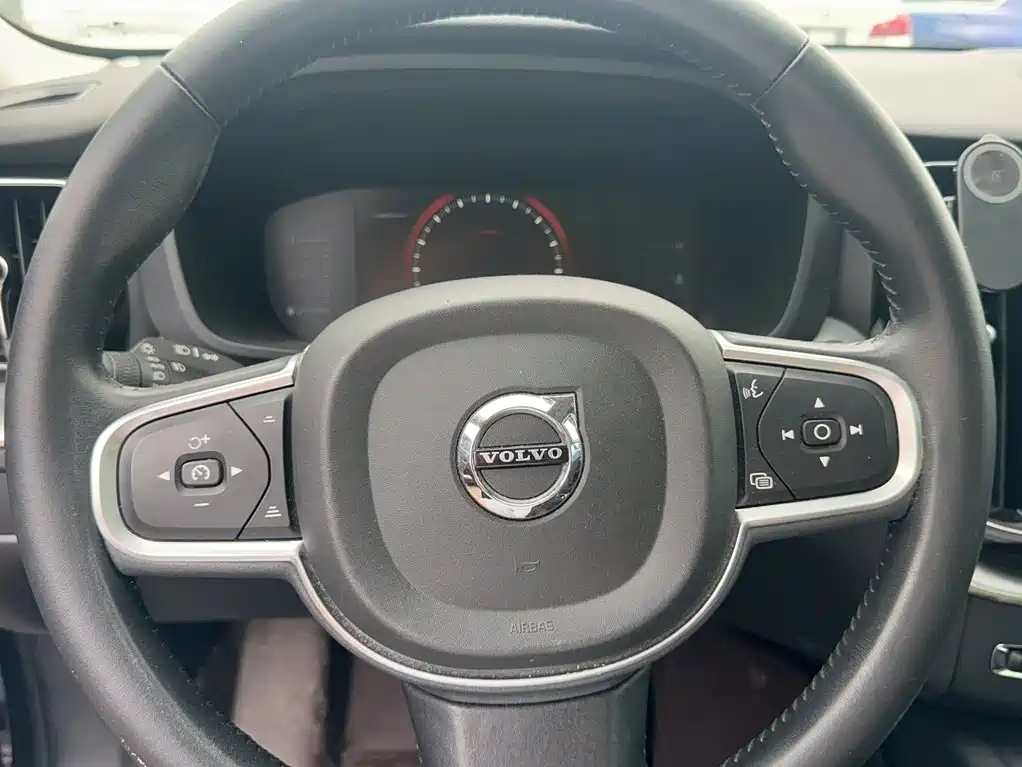 Volvo XC60 2018 — фото 19