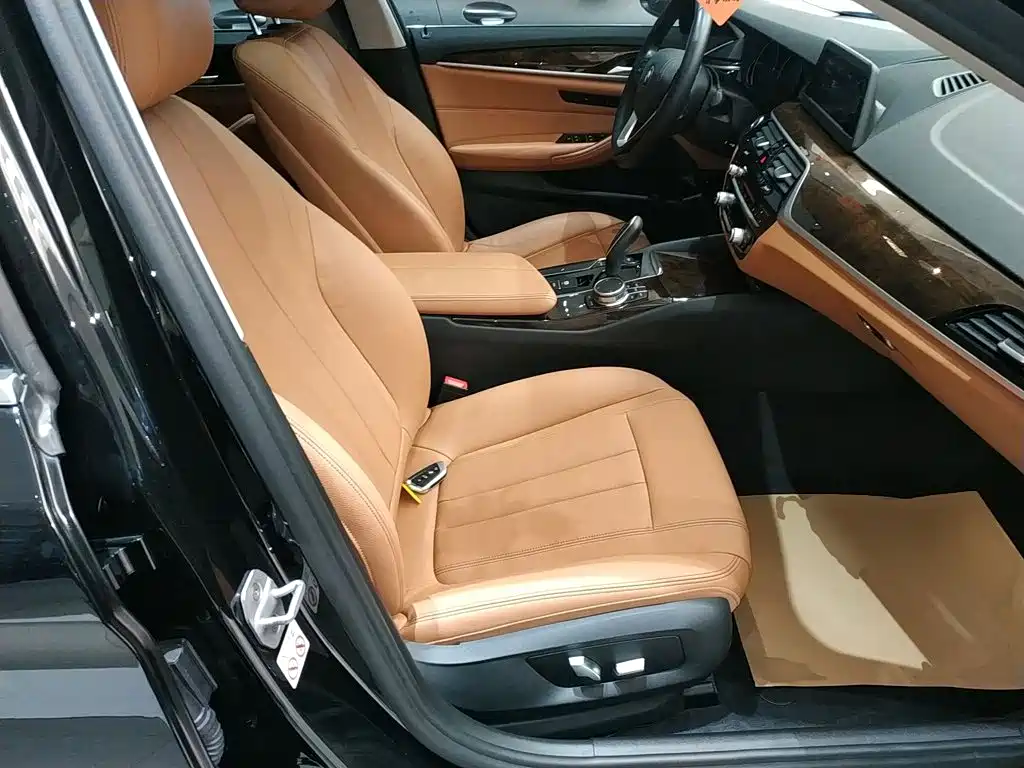 BMW 5 Series 2018 — фото 20