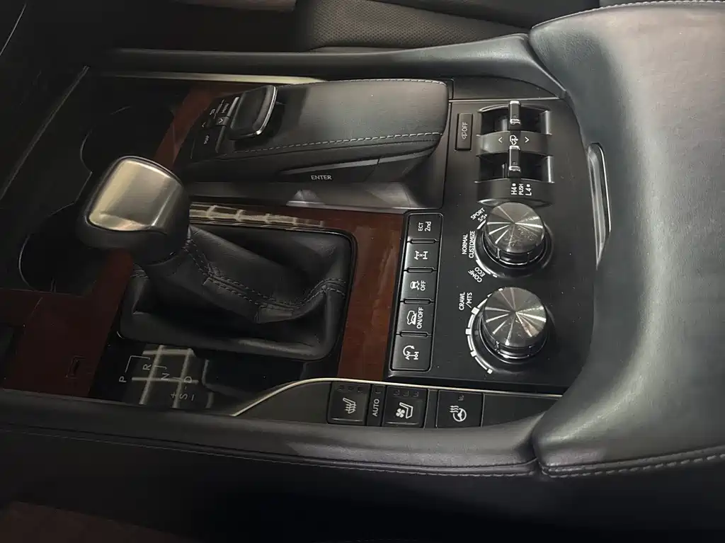 Lexus LX 2017 — фото 12