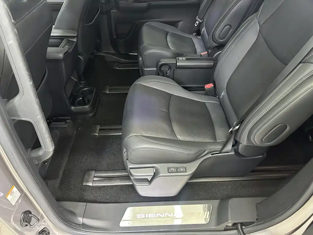 Toyota Sienna 2023 — фото 16