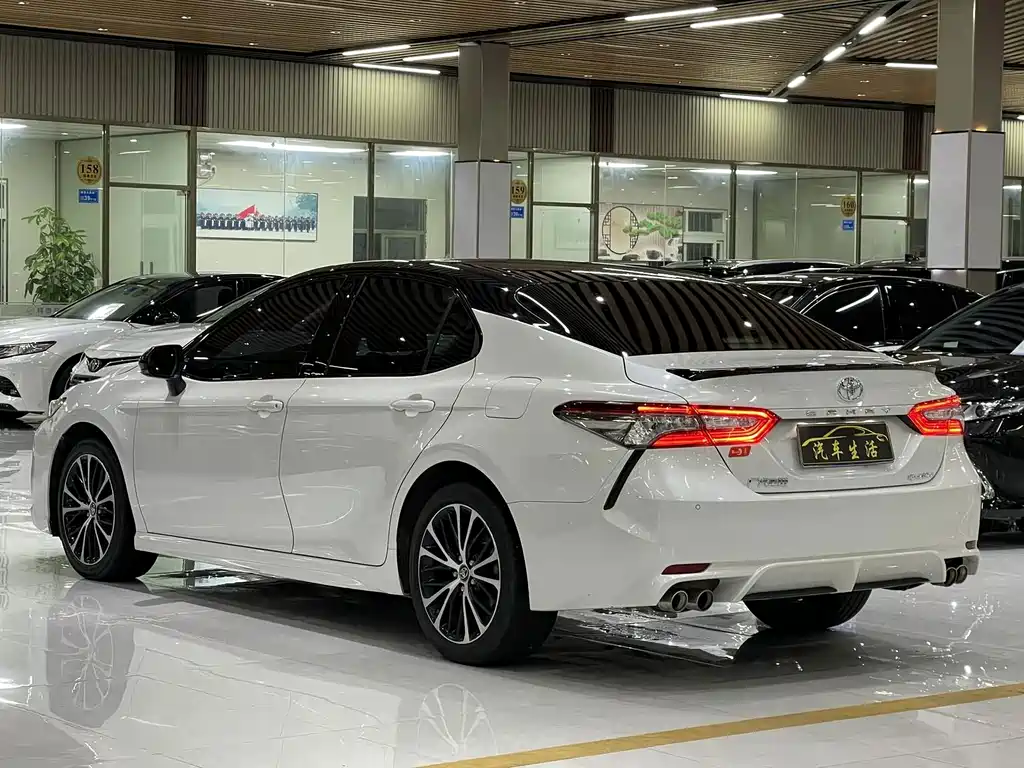 Toyota Camry 2020 — фото 12