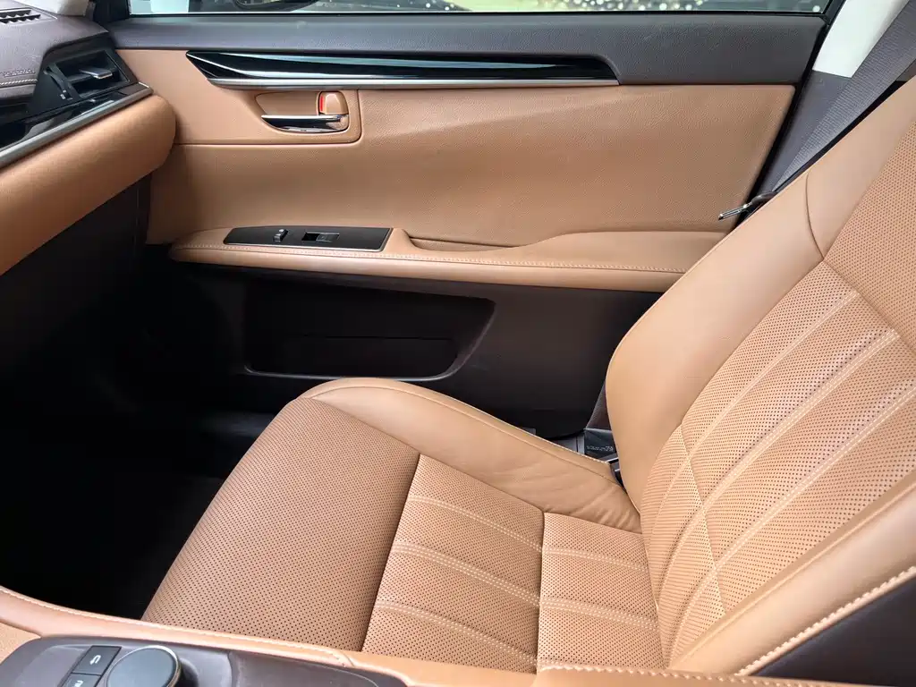 Lexus ES 2018 — фото 14
