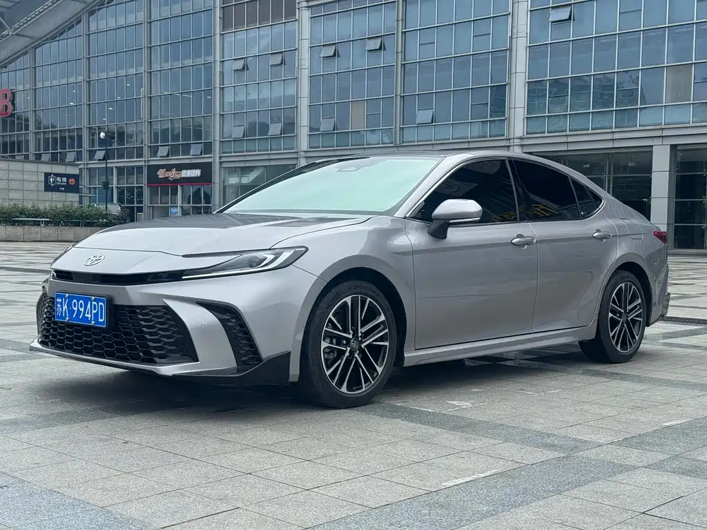 Toyota Camry 2025 — фото 1