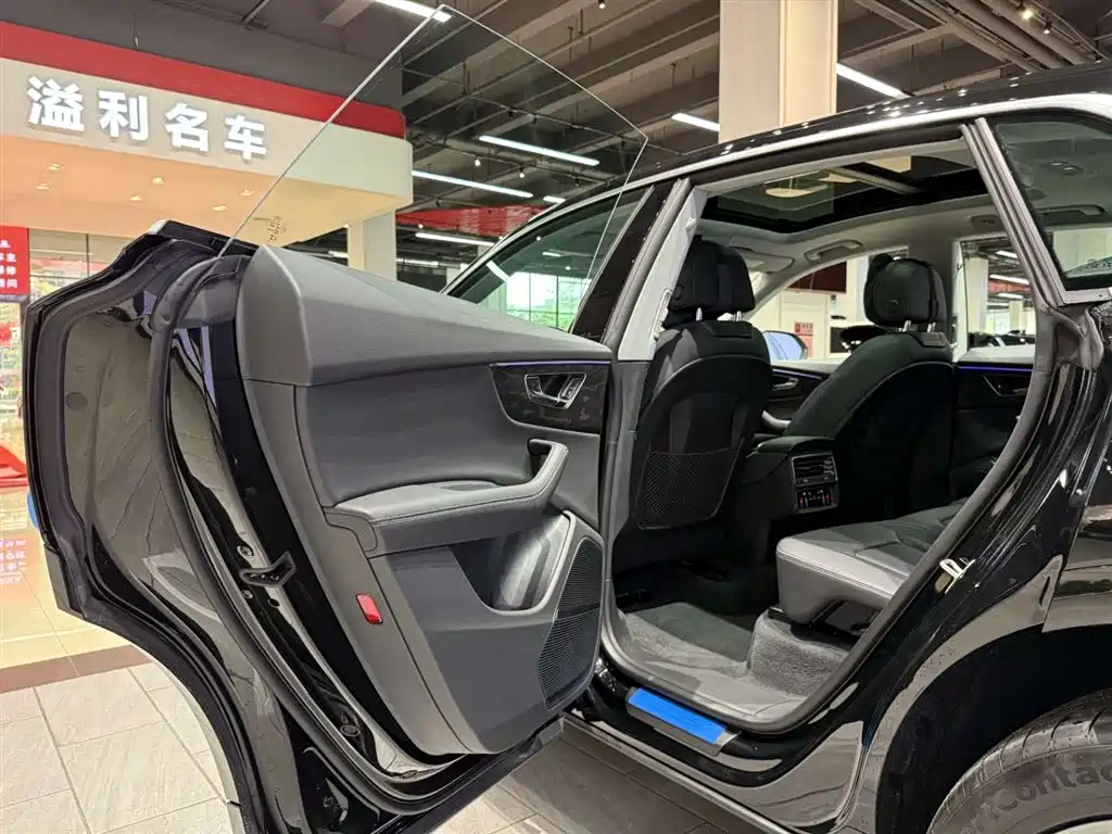 Audi Q8 2025 — фото 19