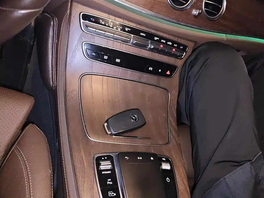 Mercedes-Benz E-Class 2023 — фото 16