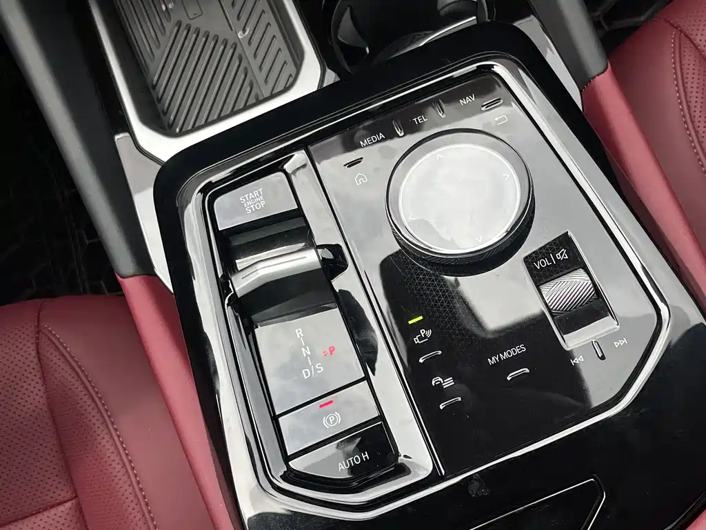 BMW 5 Series 2025 — фото 16