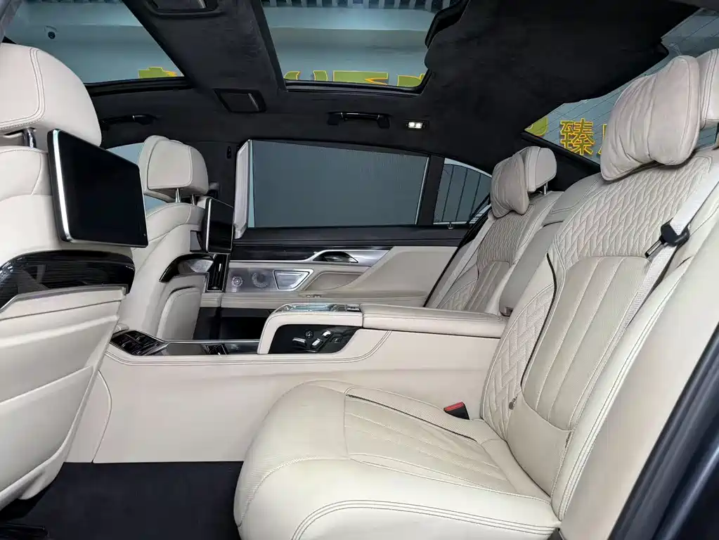 BMW 7 Series 2018 — фото 16