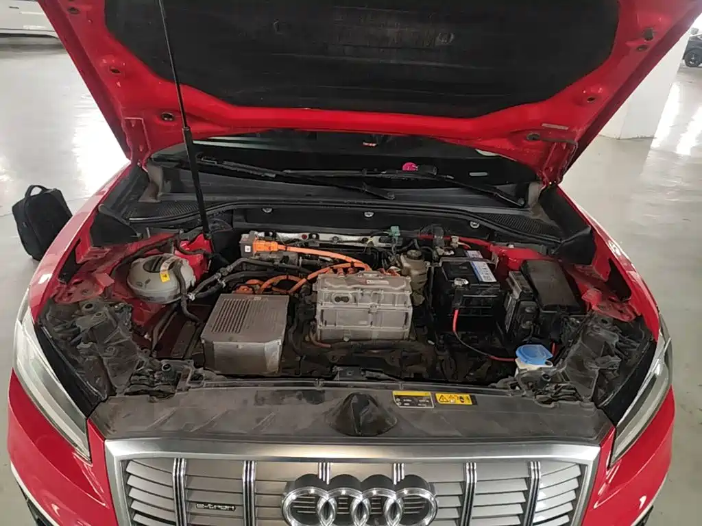 Audi Q2L e-tron 2020 — фото 13