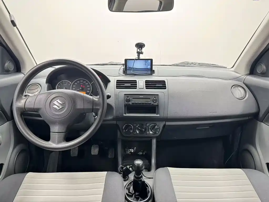 Suzuki Swift 2015 — фото 10