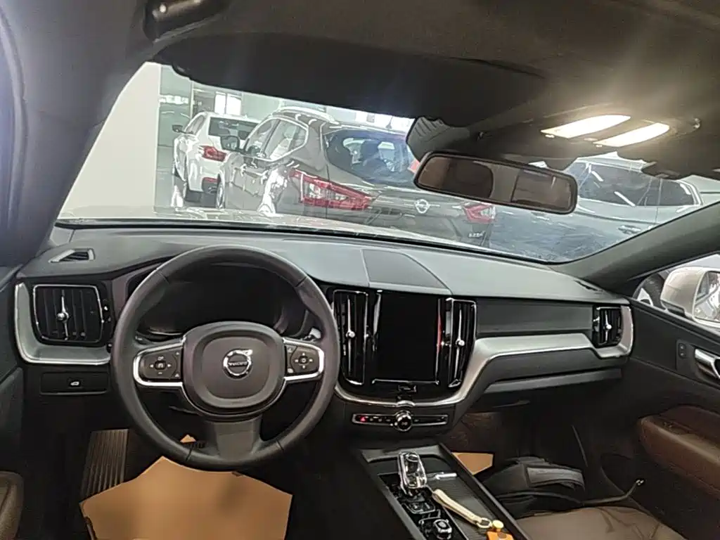 Volvo XC60 2023 — фото 10