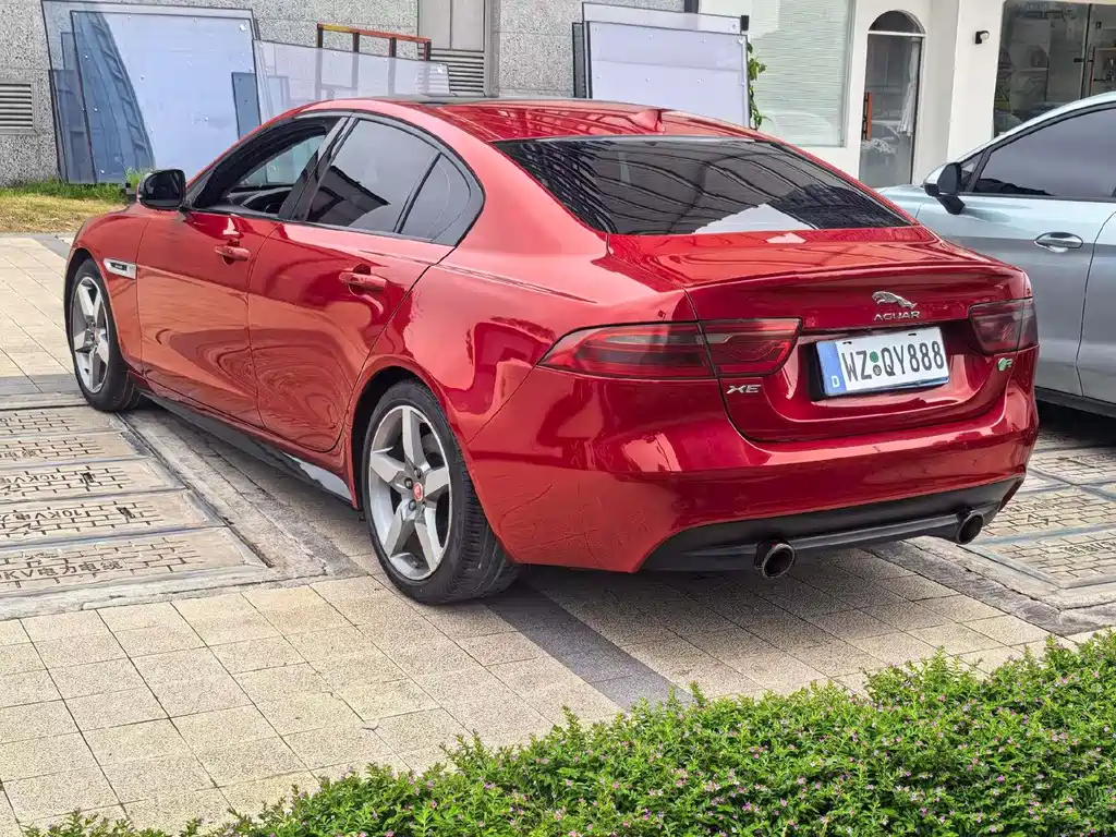 Jaguar XE 2016 — фото 9