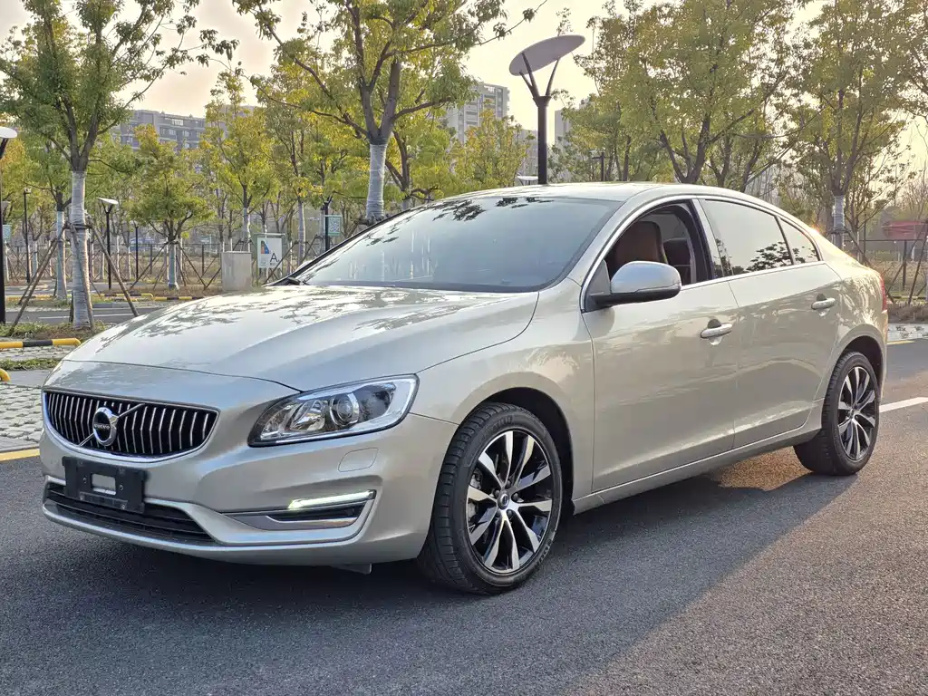 Volvo S60 2018 — фото 1
