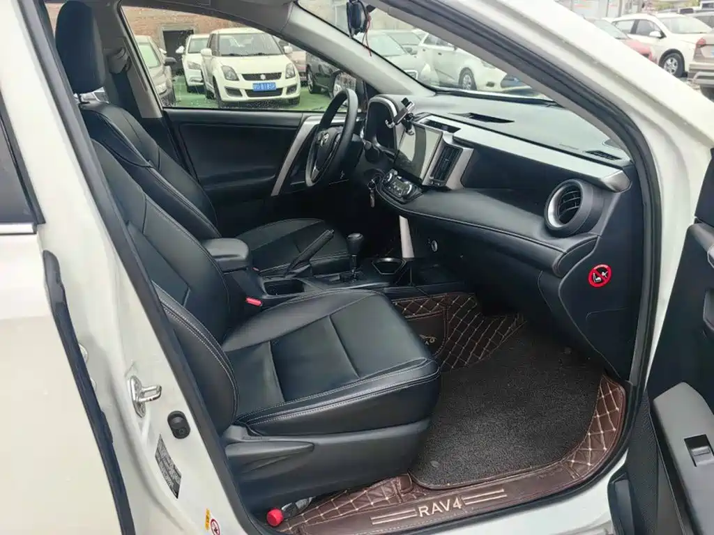 Toyota RAV4 2018 — фото 13
