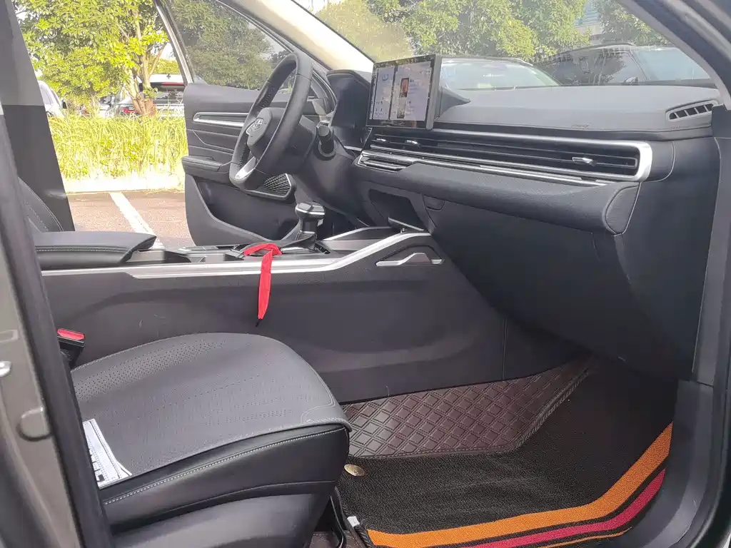 Geely Emgrand 2024