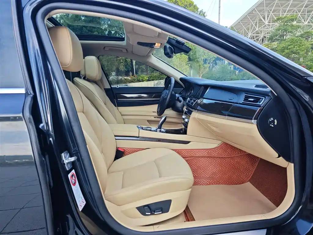 BMW 7 Series 2012 — фото 10