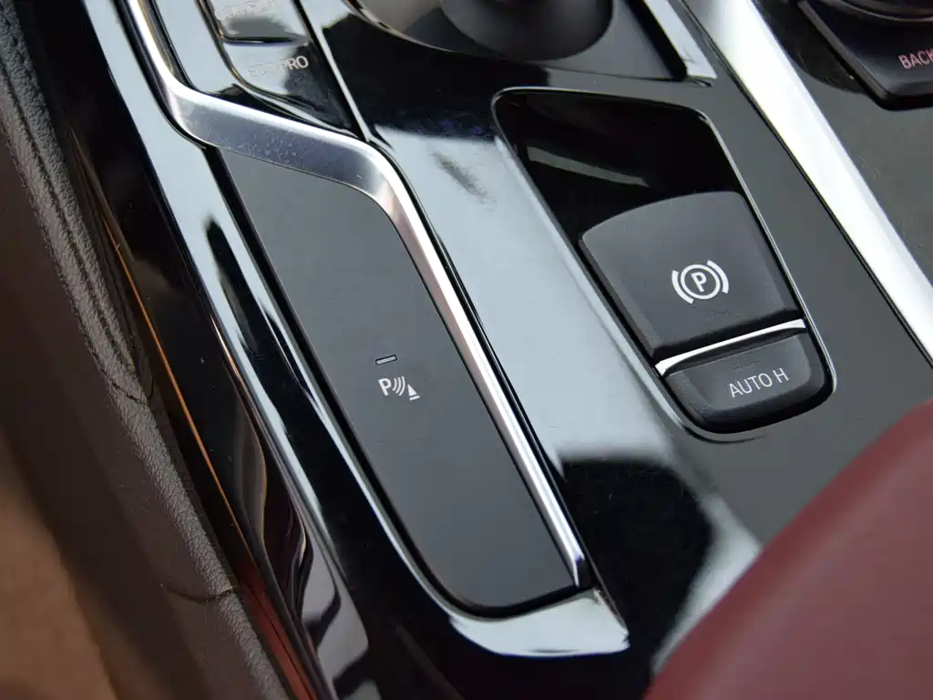 BMW 5 Series 2018 — фото 11