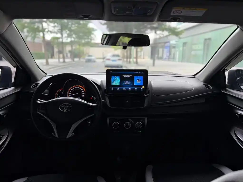 Toyota Yaris L 2023 — фото 3