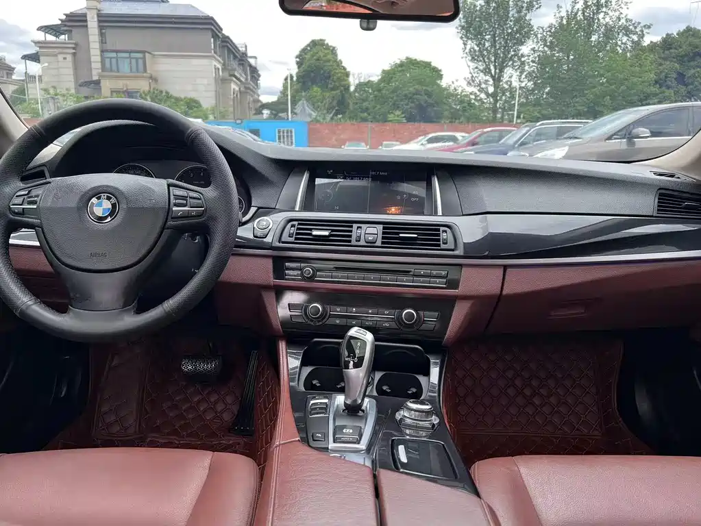 BMW 5 Series 2015 — фото 11