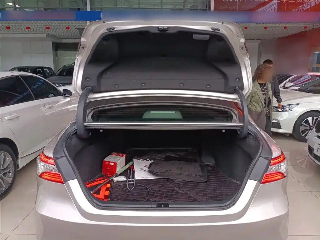 Toyota Camry 2018 — фото 16