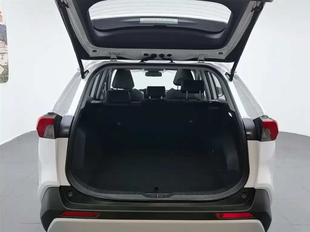 Toyota RAV4 2023 — фото 16