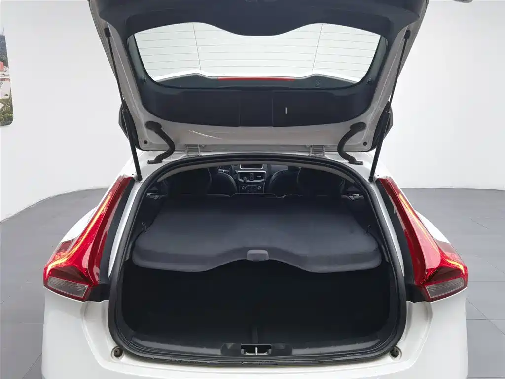 Volvo V40 2018 — фото 16