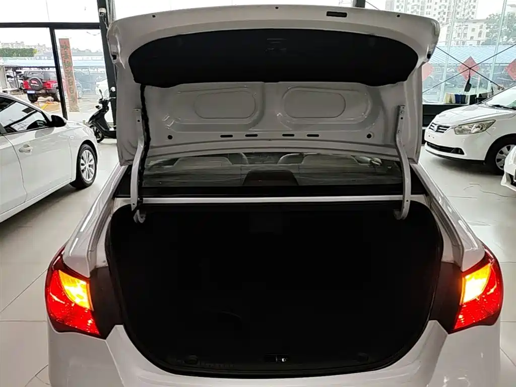 Hyundai Elantra 2015 — фото 19