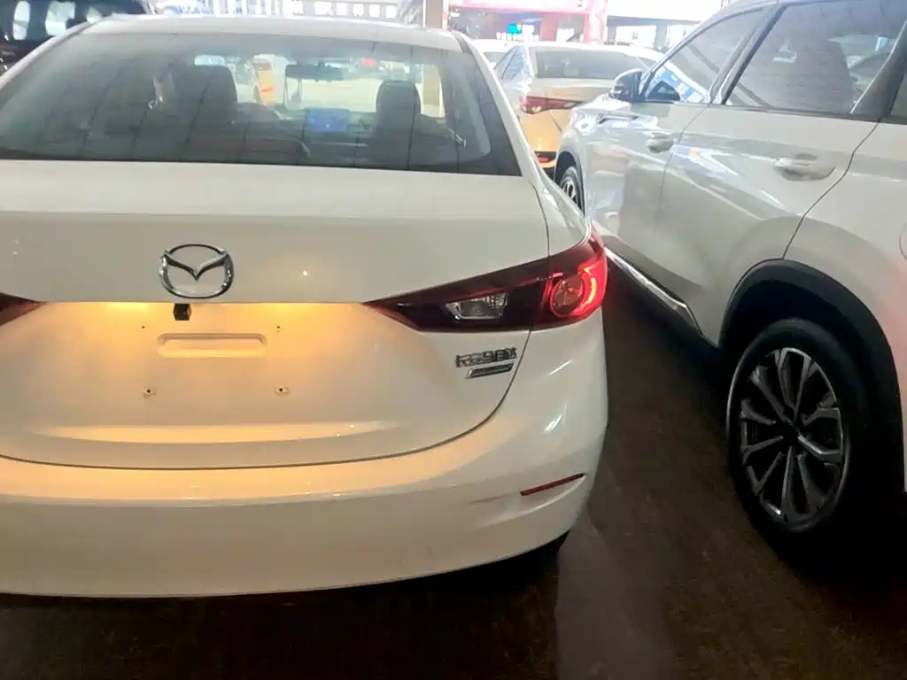 Mazda 3 Axela 2018 — фото 8